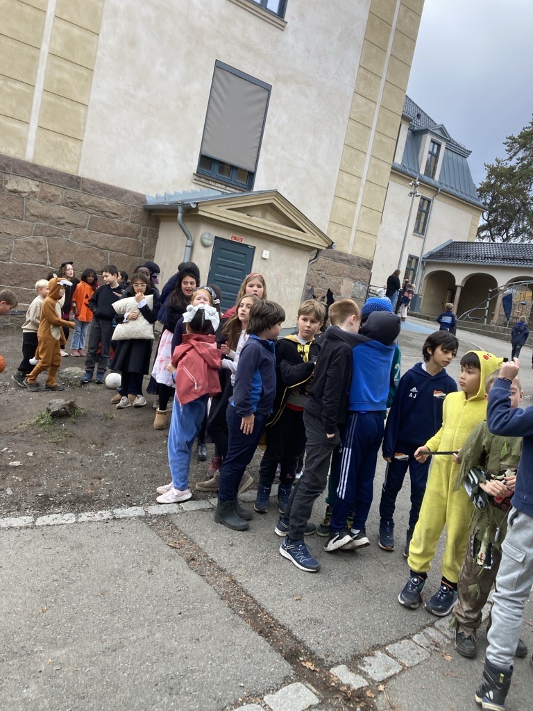 en gruppe mennesker som står utenfor en bygning