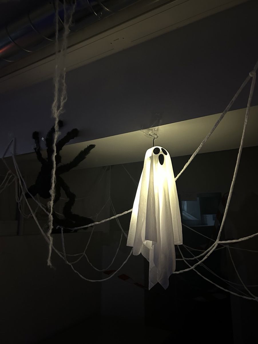 en hvit kjole fra en snor