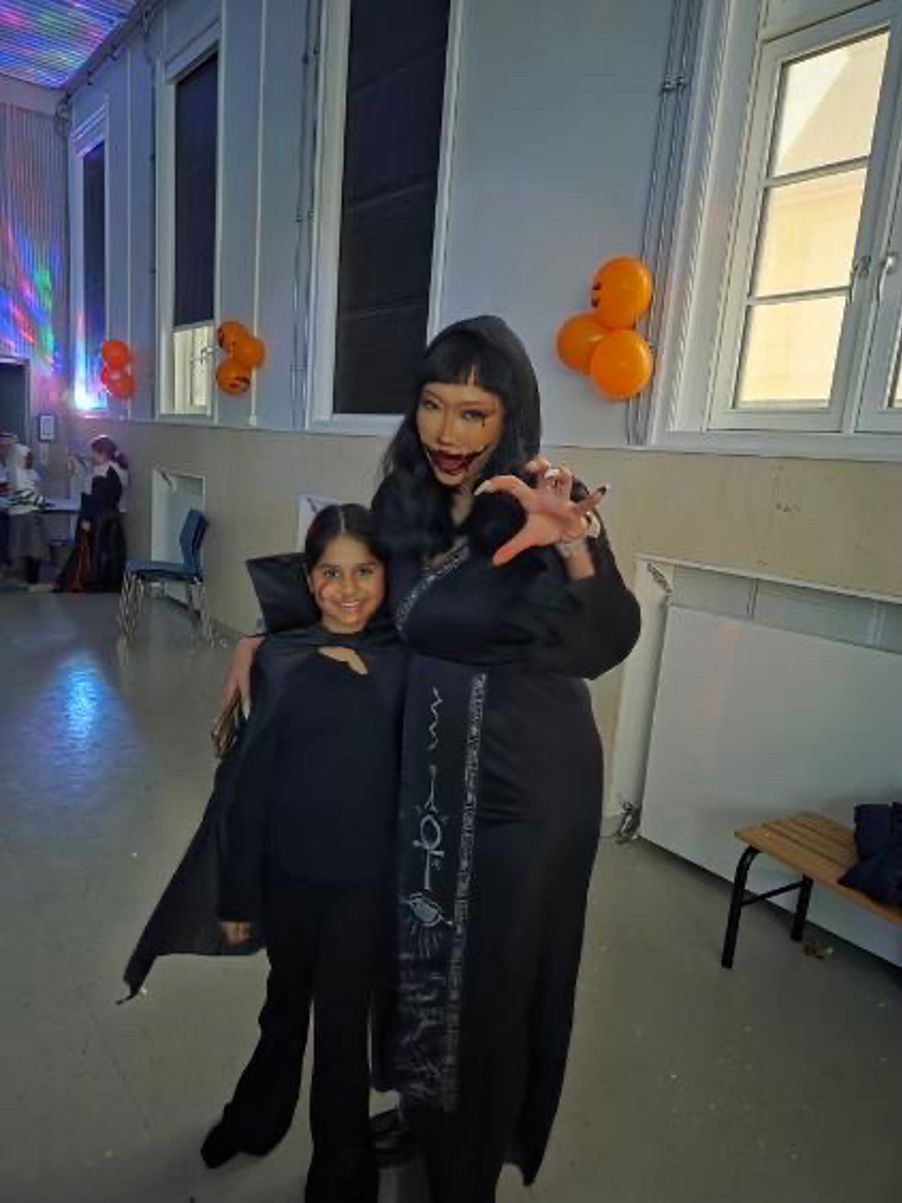 en person som holder et barn