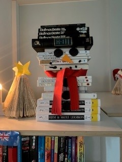 en hylle med en lekebil på