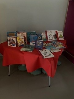 et bord med bøker på