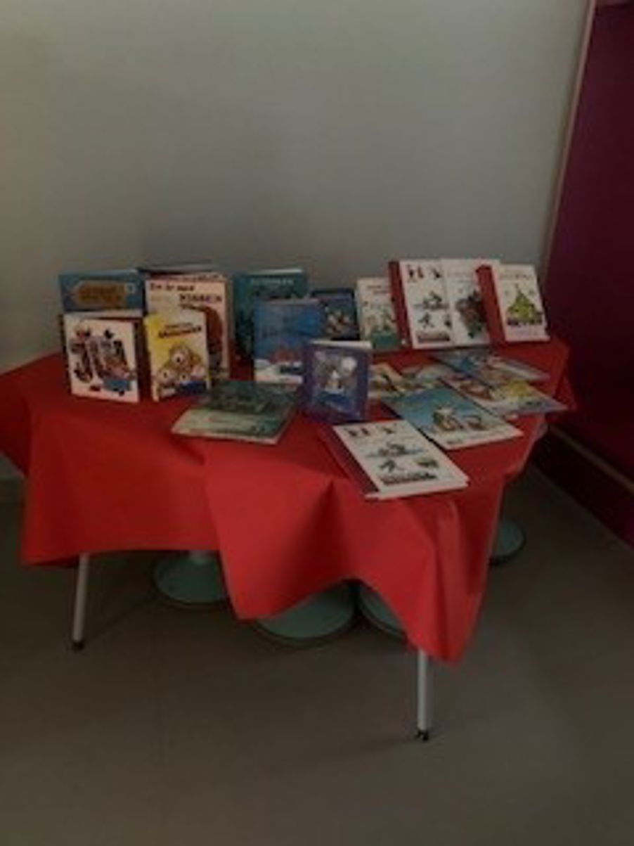 et bord med bøker på