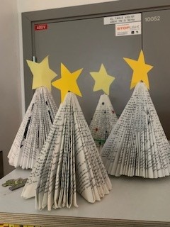 en gruppe brettede håndklær