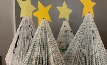 en gruppe brettede håndklær