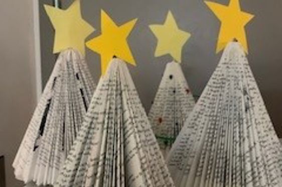 en gruppe brettede håndklær