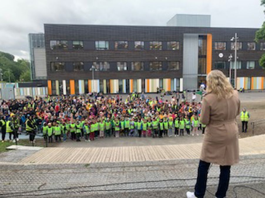 en stor folkemengde foran en bygning