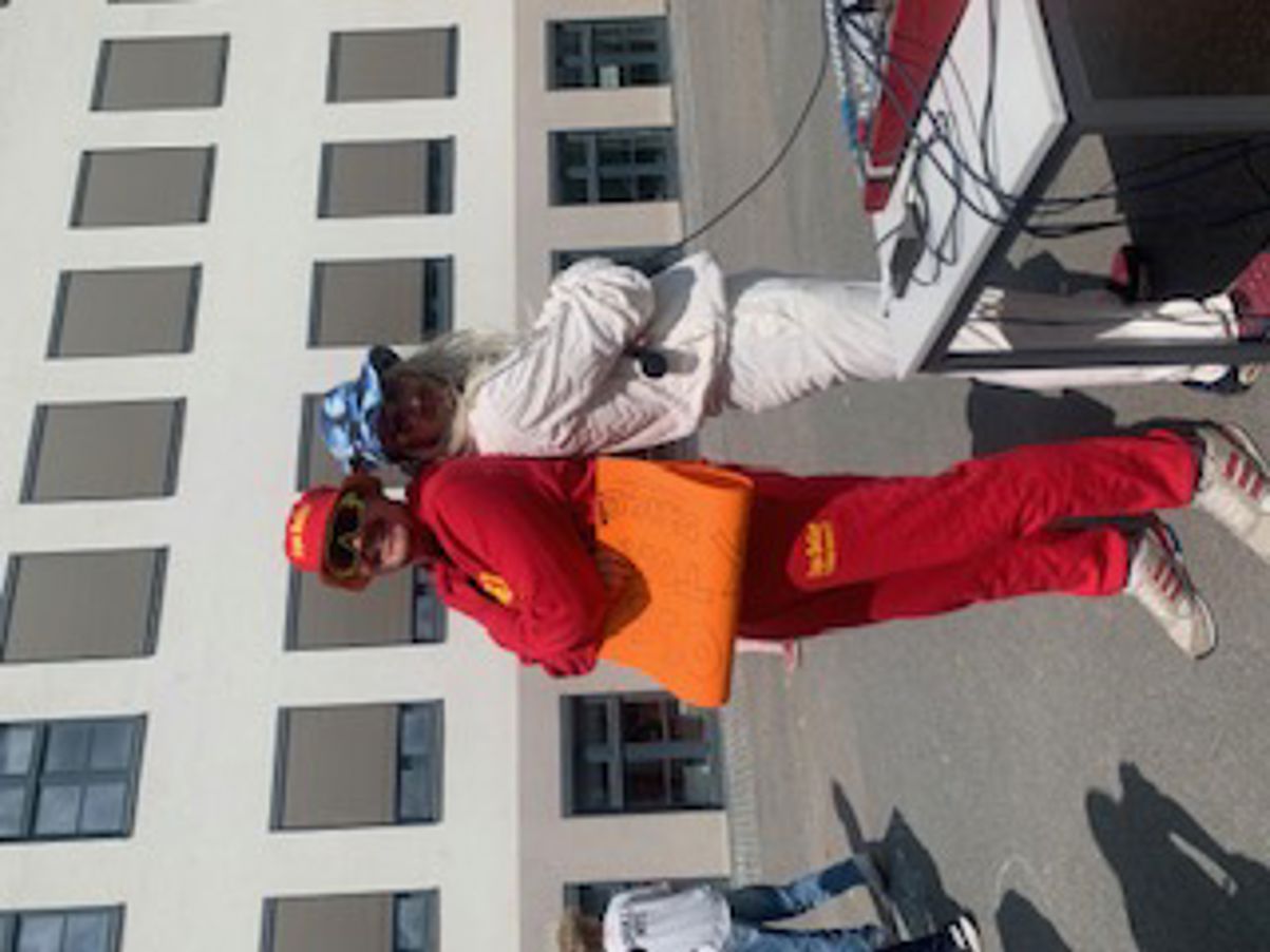 en person som står ved siden av en person i en klesdrakt