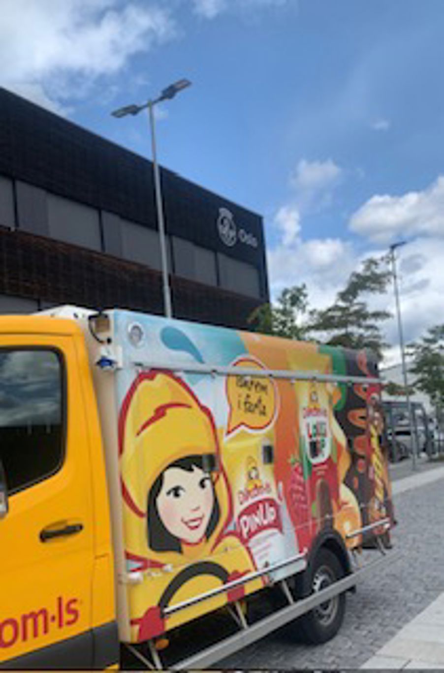 en lastebil med et maleri på