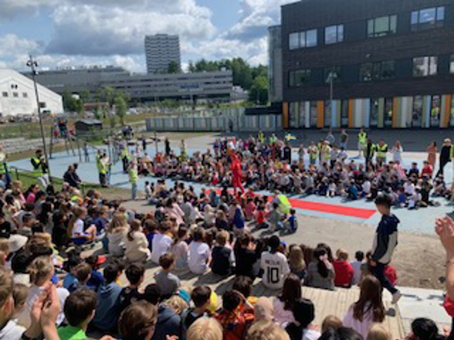 en stor mengde mennesker som ser på en person på en scene