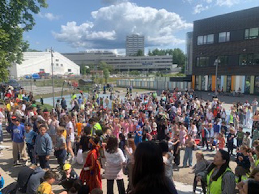 en stor mengde mennesker utenfor