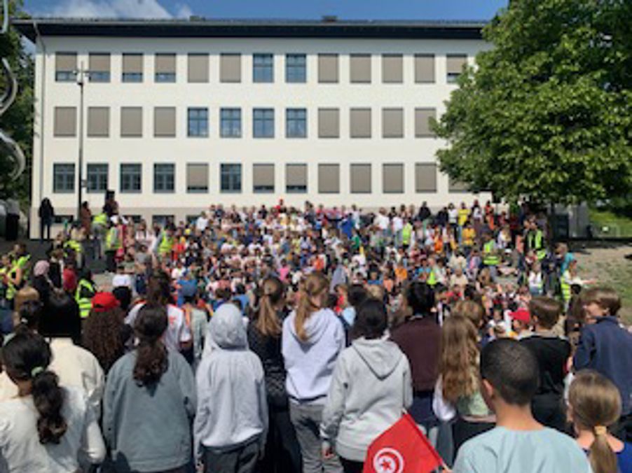 en stor folkemengde utenfor en bygning