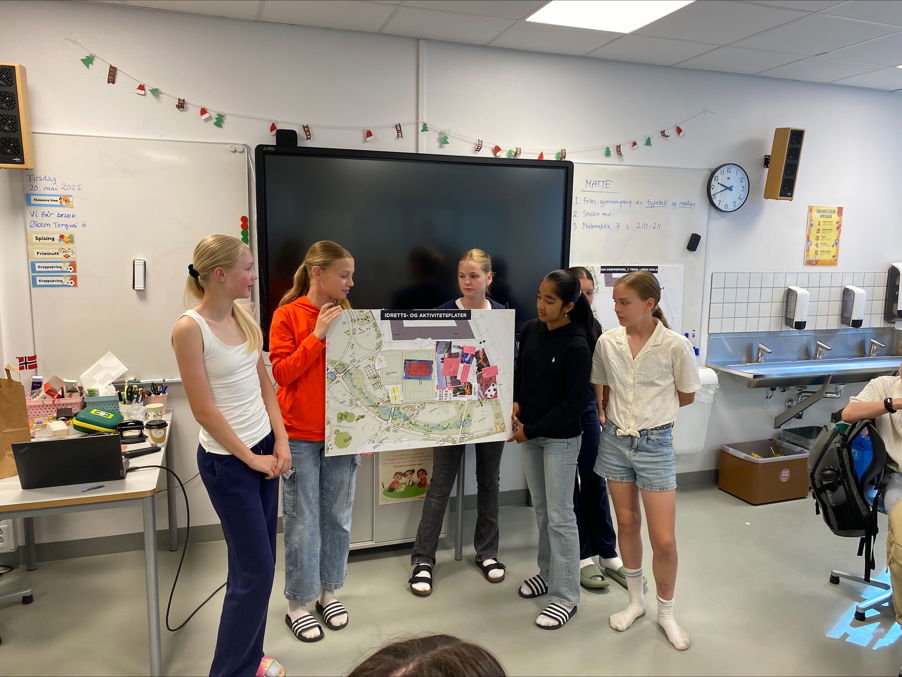 En gruppe personr som holder en plakat