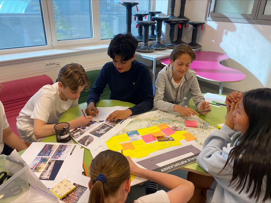 en gruppe mennesker som sitter rundt et bord