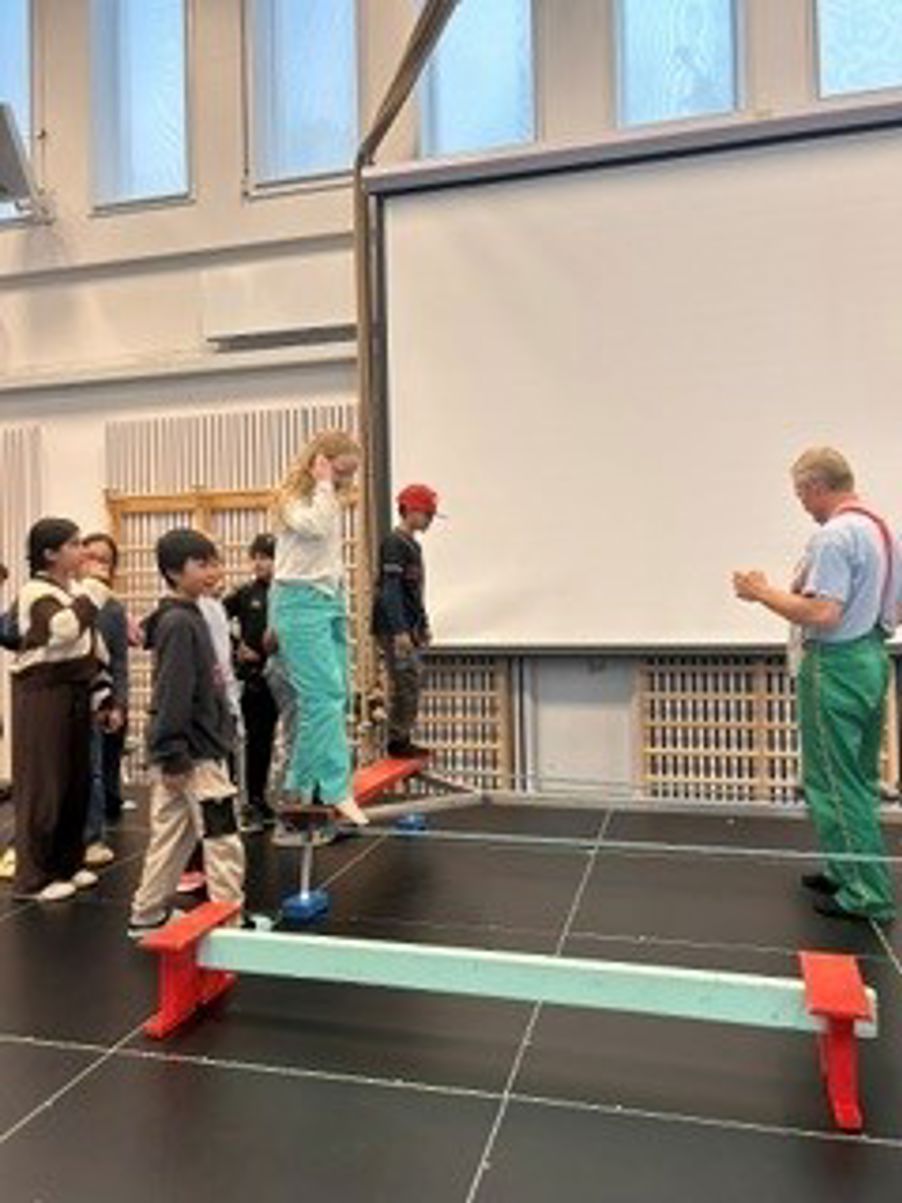 En gruppe mennesker som ser på en person som skriver på en whiteboard
