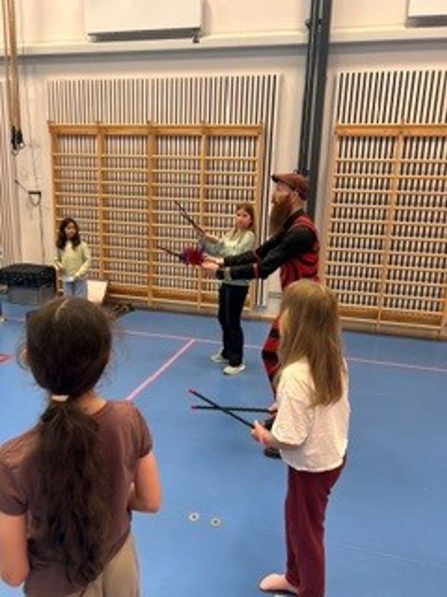 En gruppe mennesker som spiller tennis