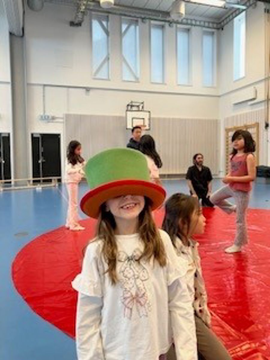 et barn med hatt