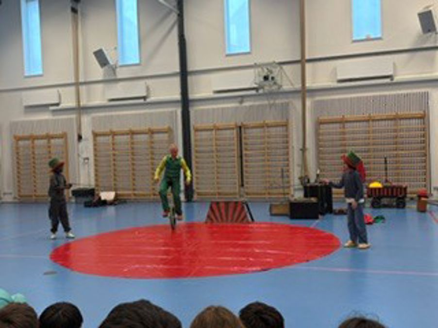 En gruppe mennesker i et treningsstudio