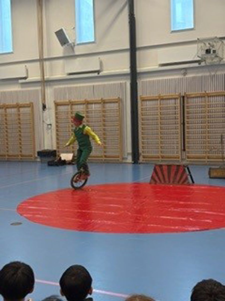 et barn på sykkel i et treningsstudio