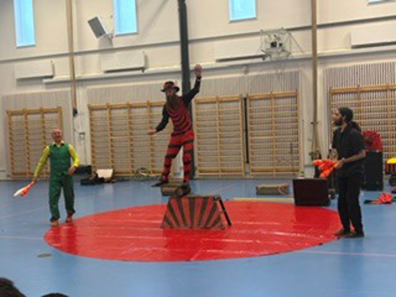en person som holder en stang