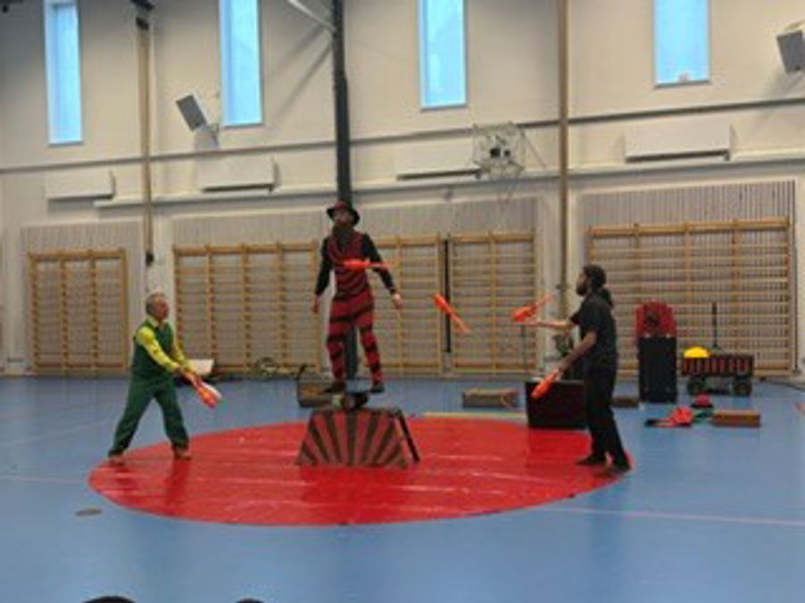 en gruppe mennesker i et rom