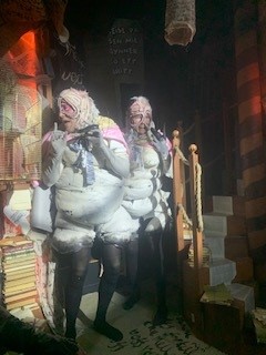 en person og person i kledning