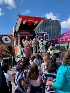 En gruppe mennesker på en konsert