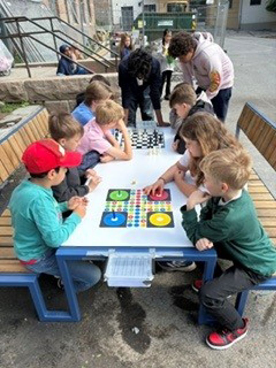 en gruppe barn som spiller brettspill