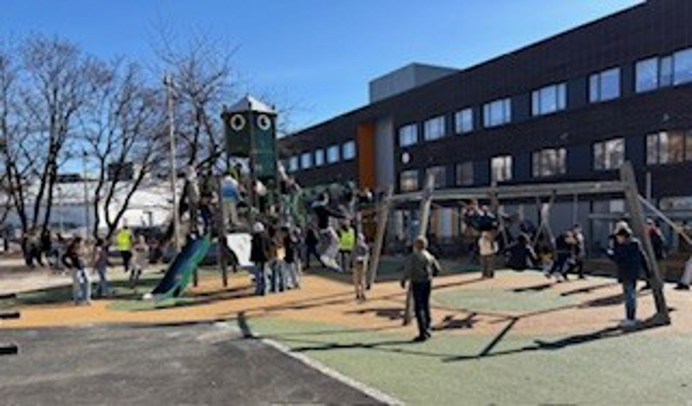 en gruppe mennesker utenfor en bygning