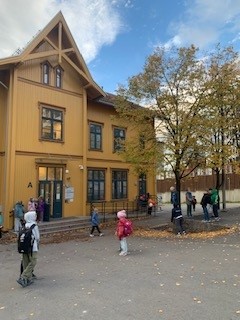 en gruppe mennesker utenfor en bygning