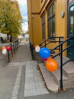Ballonger på et fortau