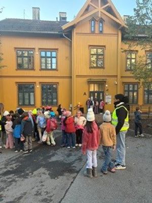 en gruppe mennesker utenfor en bygning